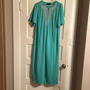 Bob Mackie wearable art maxi dress w/pockets, front zipper. Size Medium